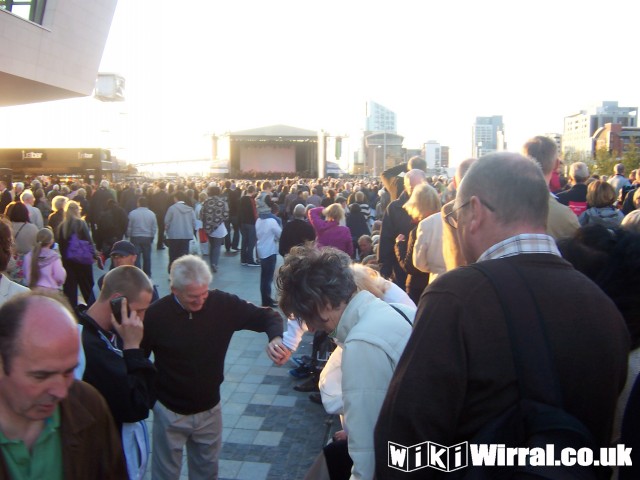 Attached picture liverpool 1 and the waterfront liver building 083.jpg